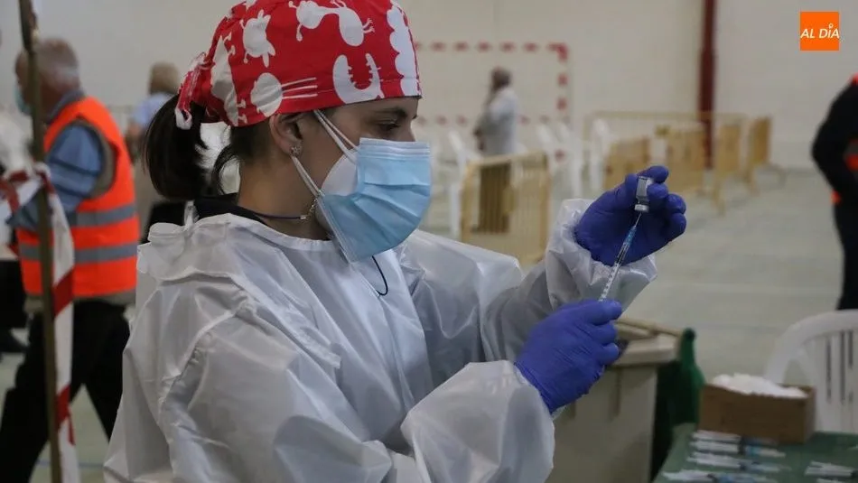 No habrá llamada de cita previa, por lo que los nacidos entre 1952 y 1955 deberán acudir a sus respectivos puntos de vacunación / CORRAL