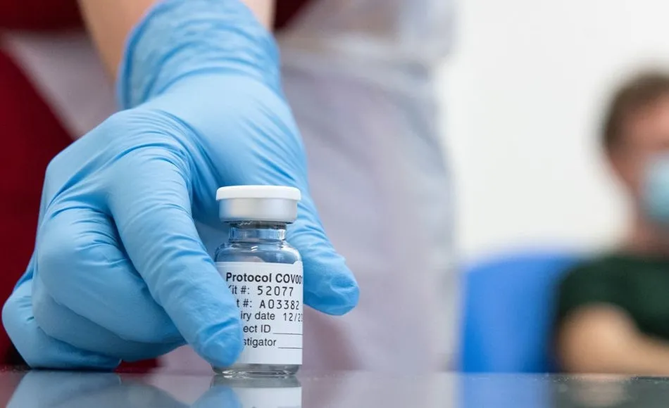 Debemos sospechar una posible reacción alérgica con la vacuna frente al Covid-19 si aparecieran síntomas locales o sistémicos