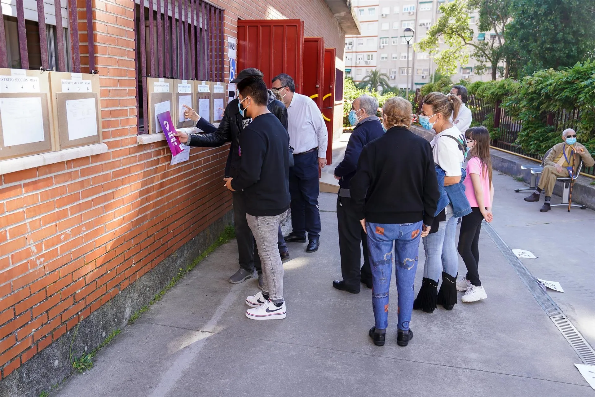 Votantes esperan una cola a las puertas de un colegio electoral este miércoles en Madrid. Foto: EP