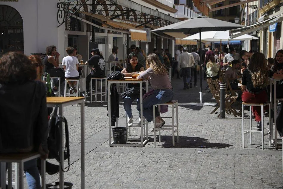 Varios grupos de personas en una terraza