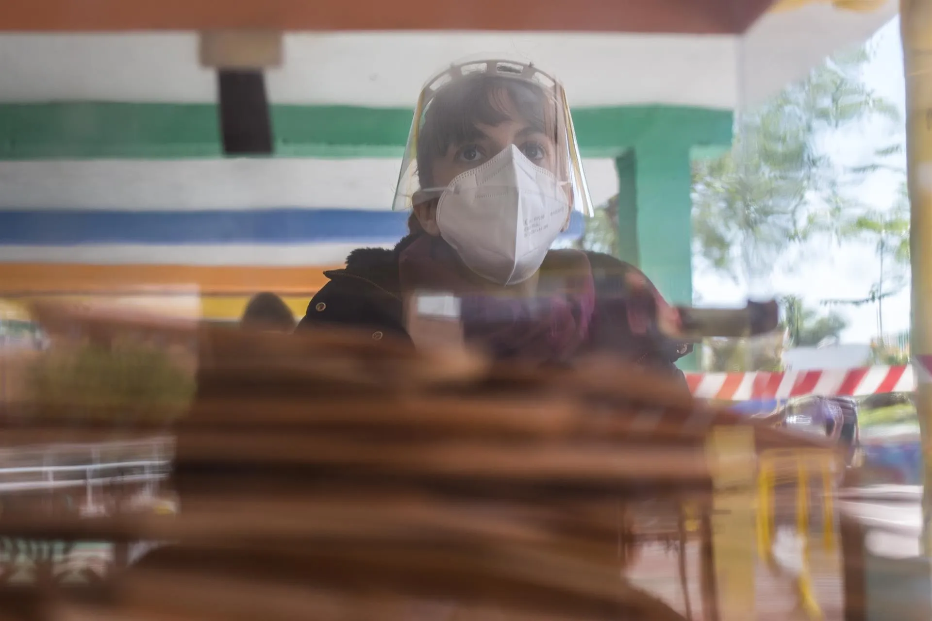 Una mujer en una mesa electoral este 4M. Foto: EP