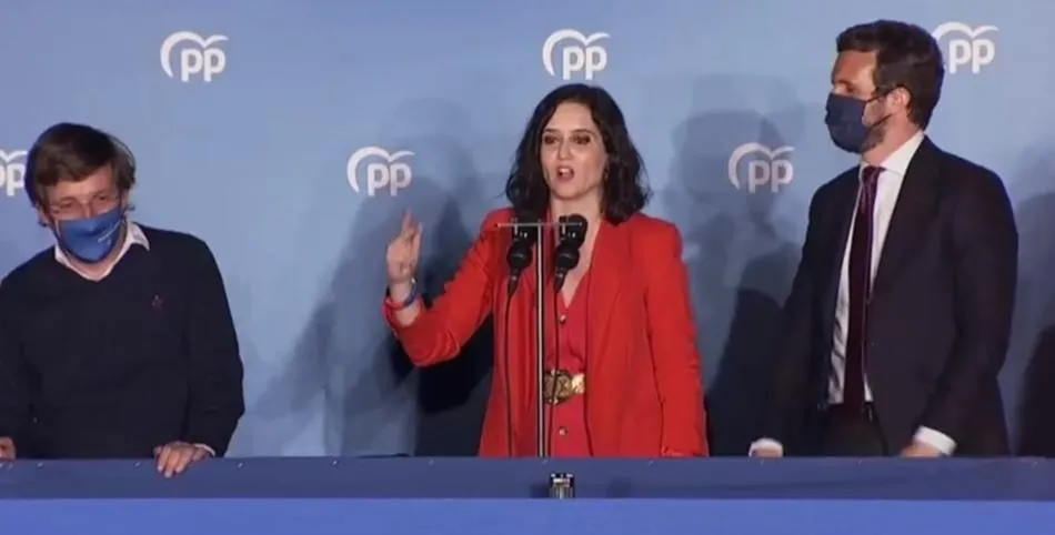 Ayuso y Casado, en el balcón de la sede del PP, celebrando el triunfo electoral