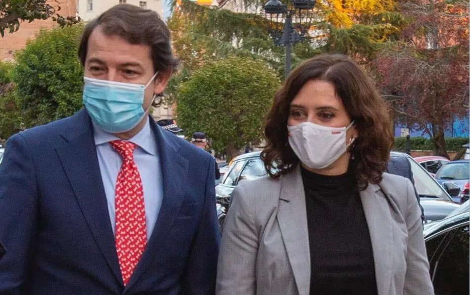 A través de su cuenta de Twitter da la enhorabuena a la presidenta de la Comunidad y al responsable nacional del partido, Pablo Casado