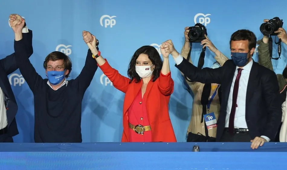 El alcalde de Madrid, José Luis Martínez-Almeida; la presidenta de la Comunidad de Madrid y candidata a la reelección por el PP, Isabel Díaz Ayuso, y el presidente del PP, Pablo Casado. Foto Cézaro De Luca - EP