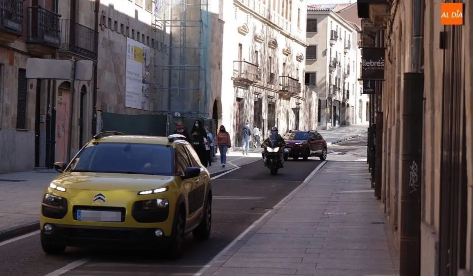 Coches en la calle San Pablo. Foto de Guillermo García