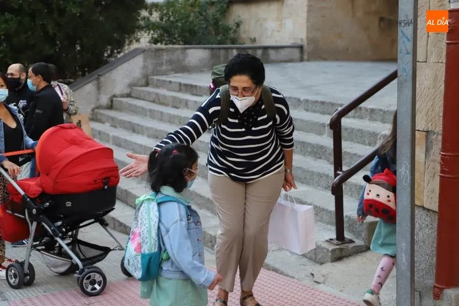 Profesora del CEIP Padre Manjón en el primer día de colegio del presente curso. Foto de archivo