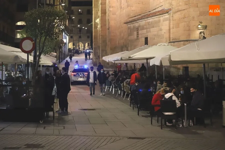 Terrazas hosteleras junto a la iglesia de San Julián. Foto de archivo