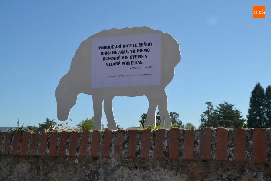 Foto 9 - Aparecen varias ovejas descarriadas por Ciudad Rodrigo para reivindicar el nombramiento de un...
