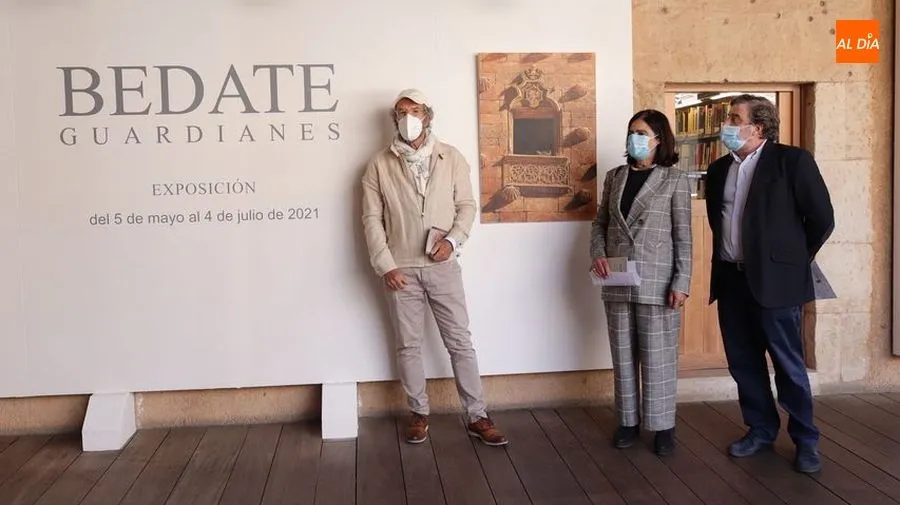 El artista Miguel Ángel Bedate, junto a la directora de la Biblioteca de la Casa de las Conchas, Nona Domínguez. Foto de Guillermo García