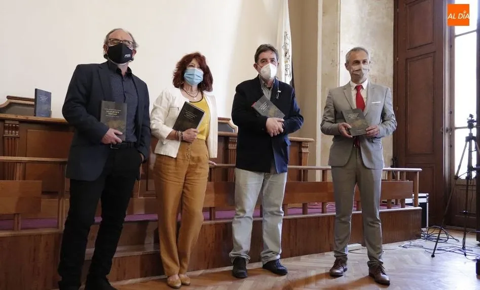 El director del Instituto Cervantes, Luis García Montero, segundo por la derecha, en el Aula Magna de Filología. Foto de Guillermo García