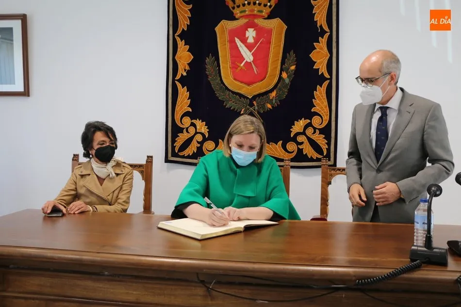 Foto 5 - La consejera de Familia se compromete a que Vitigudino cuente este verano con el programa...