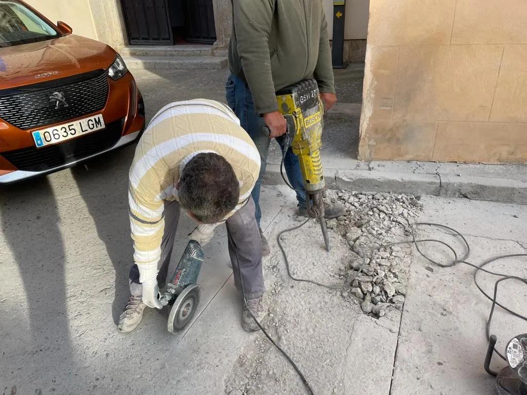Foto 2 - Trabajos de saneamiento y pavimentaci&oacute;n en las calles Santa Isabel y Cuesta del Duque