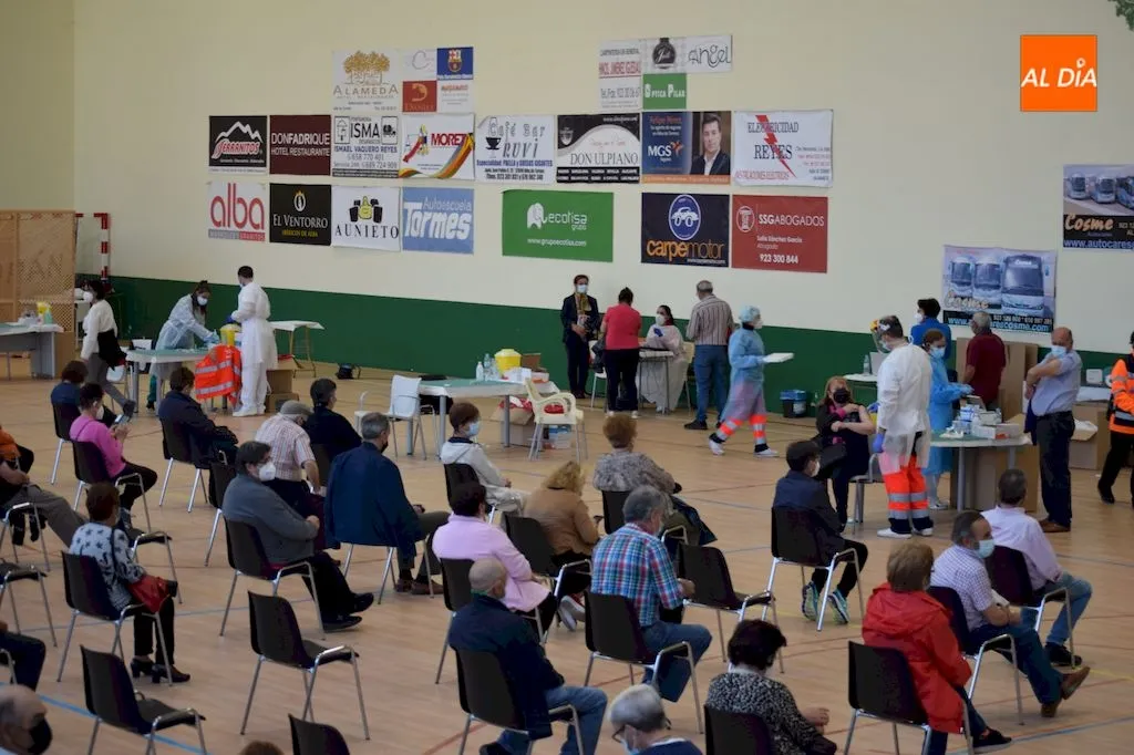 Vacunación masiva realizada este miércoles en el pabellón municipal de Alba de Tormes / Pedro Zaballos