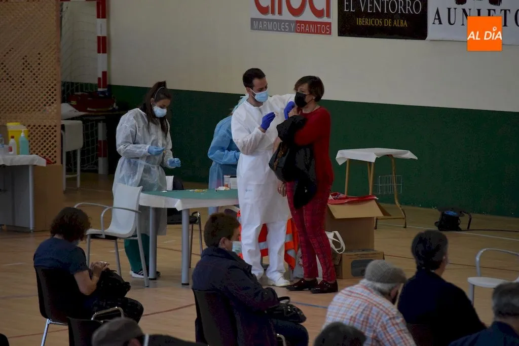 Foto 10 - 625 personas nacidas entre 1952 y 1955 reciben la vacuna en Alba de Tormes