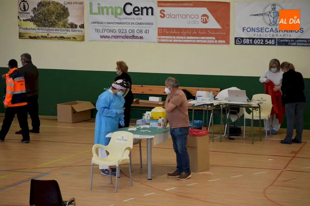 Foto 4 - 625 personas nacidas entre 1952 y 1955 reciben la vacuna en Alba de Tormes