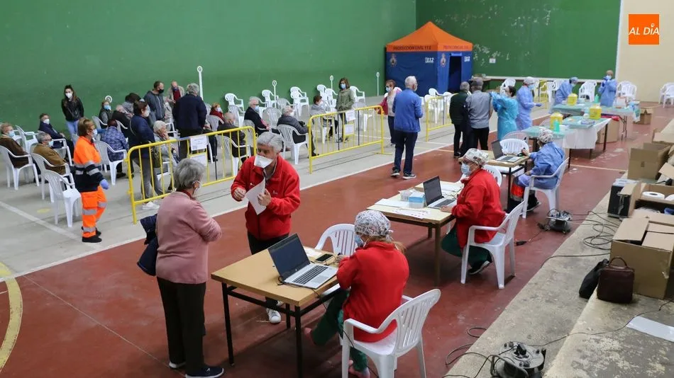 El frontón de pelota de Vitigudino volvía a acoger una doble sesión de vacunación contra la Covid-19 / CORRAL