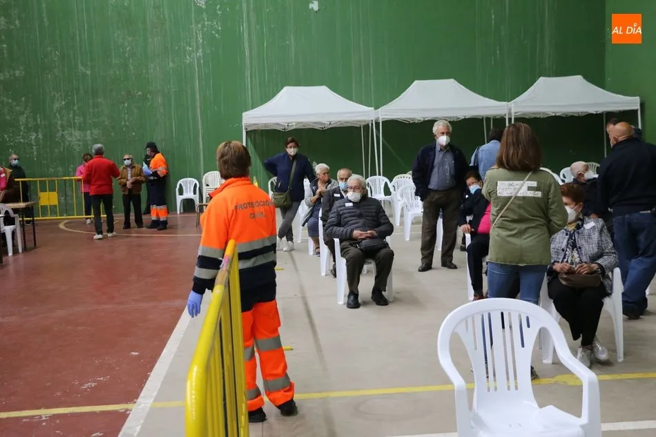 Foto 8 - M&aacute;s de 800 personas reciben la vacuna covid este jueves en Vitigudino  