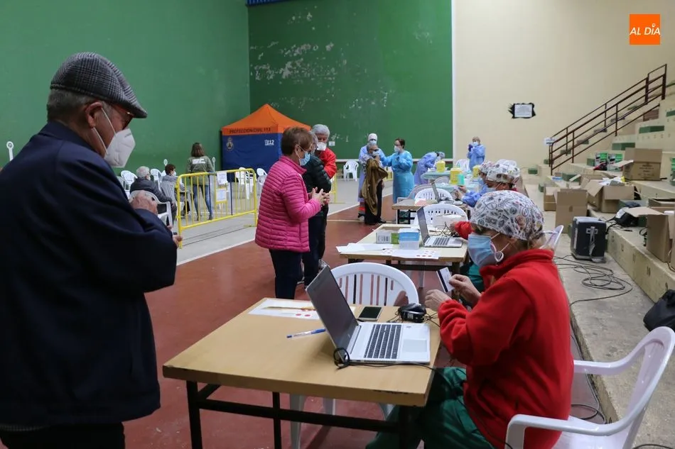 Foto 7 - M&aacute;s de 800 personas reciben la vacuna covid este jueves en Vitigudino  