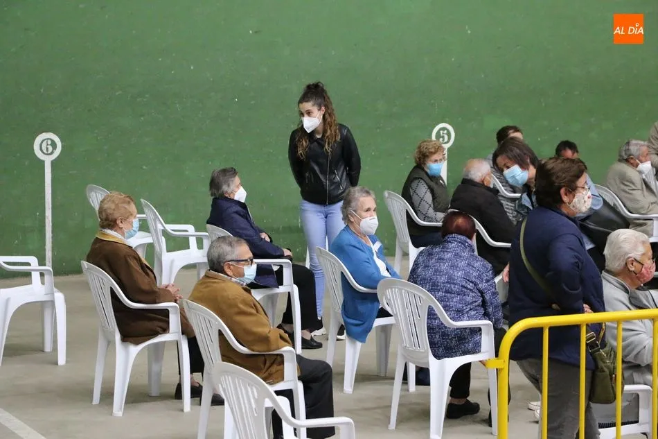 Foto 6 - M&aacute;s de 800 personas reciben la vacuna covid este jueves en Vitigudino  