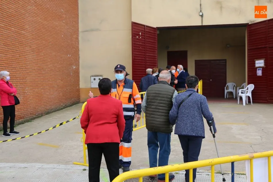 Foto 4 - M&aacute;s de 800 personas reciben la vacuna covid este jueves en Vitigudino  