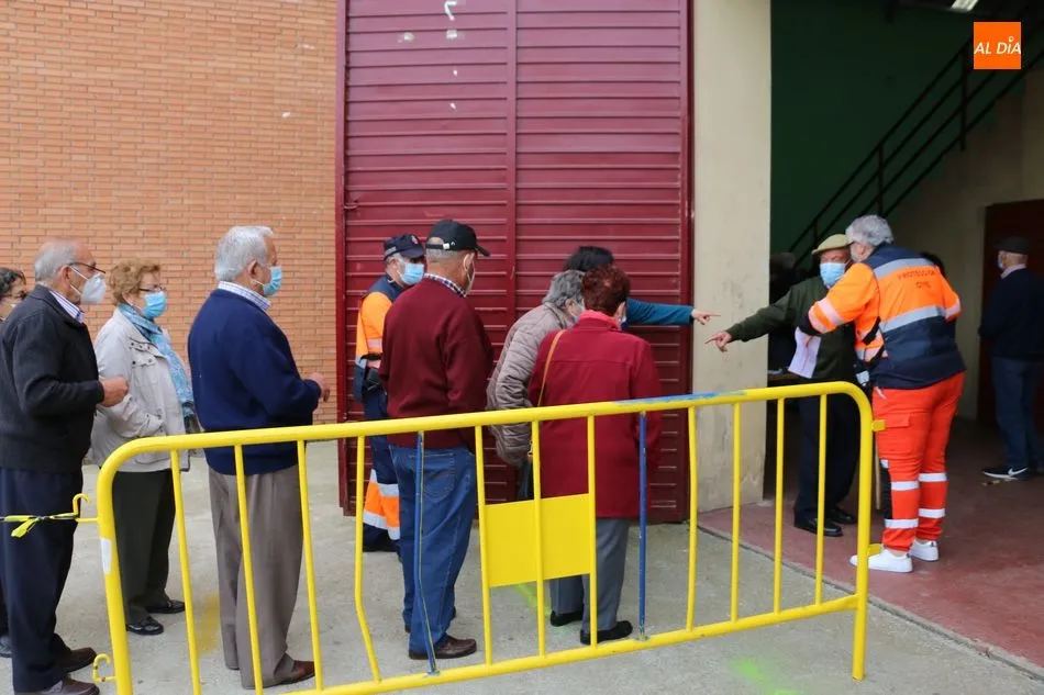 Foto 2 - M&aacute;s de 800 personas reciben la vacuna covid este jueves en Vitigudino  