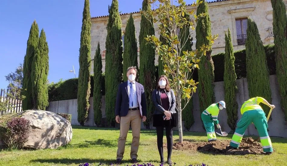El alcalde de la ciudad, Carlos García Carbayo, y la concejal de Medio Ambiente, Myriam Rodríguez, junto al magnolio de la iniciativa Un árbol por Europa. Foto EP