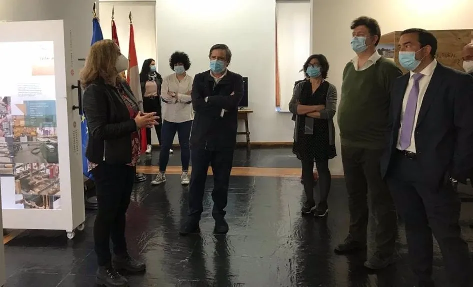 El delegado territorial de la Junta en Salamanca, Eloy Ruiz, y la directora del centro en Simancas, Ana Carmen Pascual, en la apertura de esta muestra, en el Museo de Salamanca