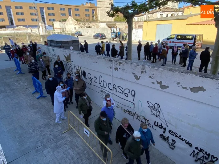Foto 3 - M&aacute;s de 500 personas de 66 a 69 a&ntilde;os reciben sin incidencias la primera dosis de la vacuna frente...