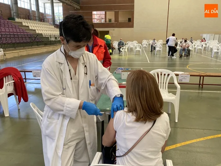 Foto 2 - M&aacute;s de 500 personas de 66 a 69 a&ntilde;os reciben sin incidencias la primera dosis de la vacuna frente...
