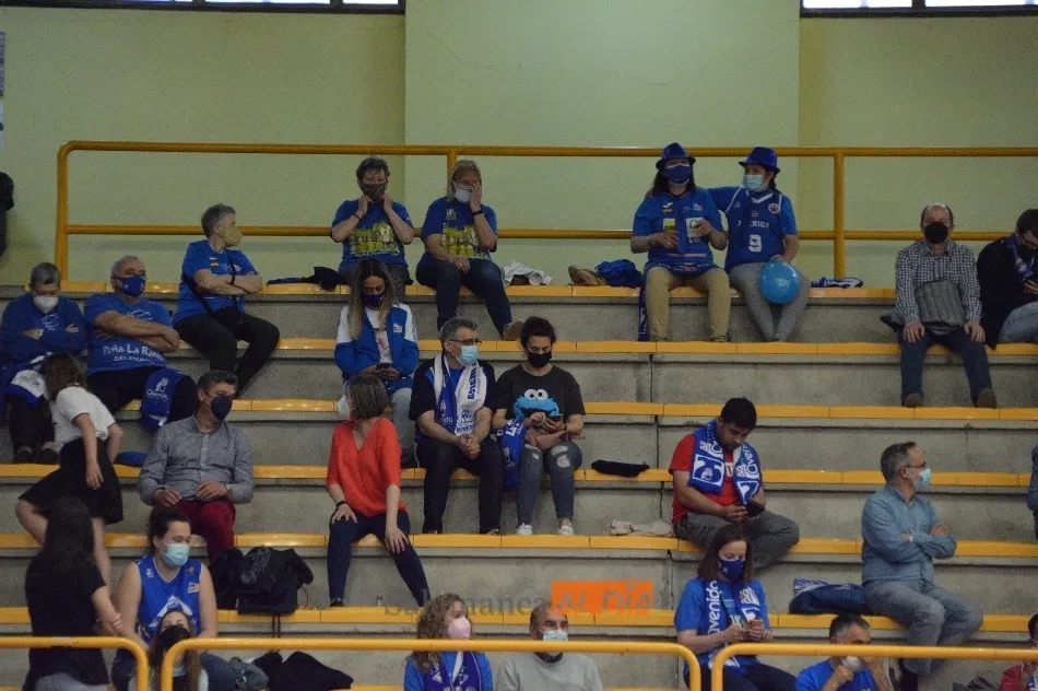 Foto 6 - La Marea Azul se olvida del toque de queda y se deja llevar para animar a &lsquo;su&rsquo; Perfumer&iacute;as...