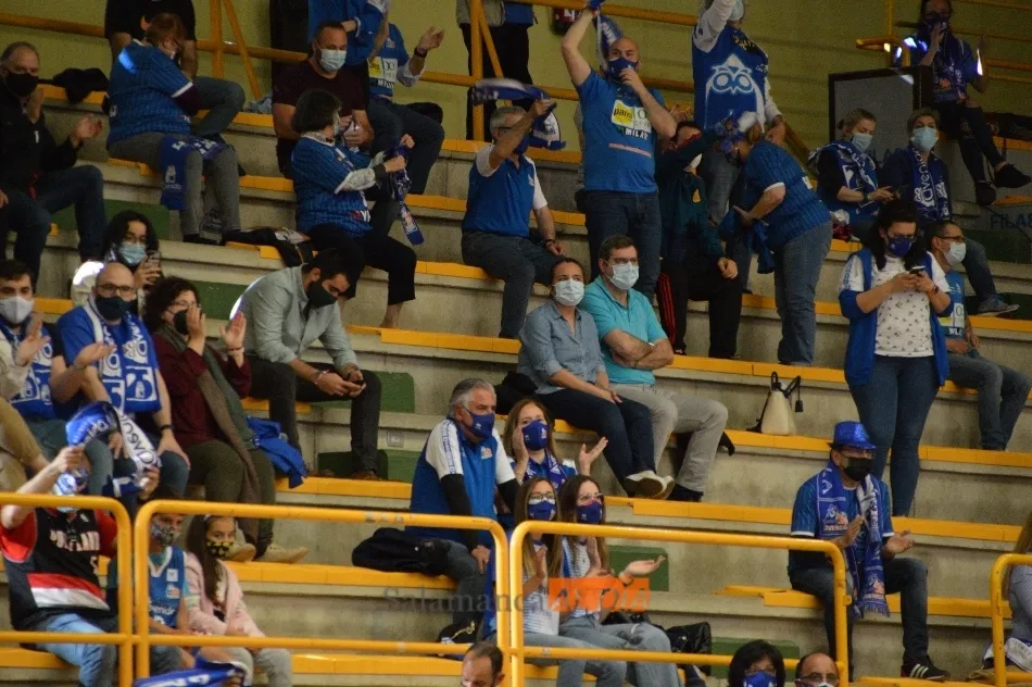 Foto 5 - La Marea Azul se olvida del toque de queda y se deja llevar para animar a &lsquo;su&rsquo; Perfumer&iacute;as...
