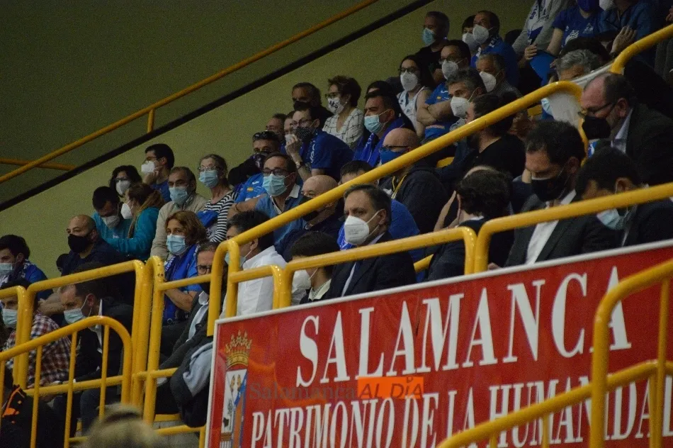 Foto 4 - La Marea Azul se olvida del toque de queda y se deja llevar para animar a &lsquo;su&rsquo; Perfumer&iacute;as...