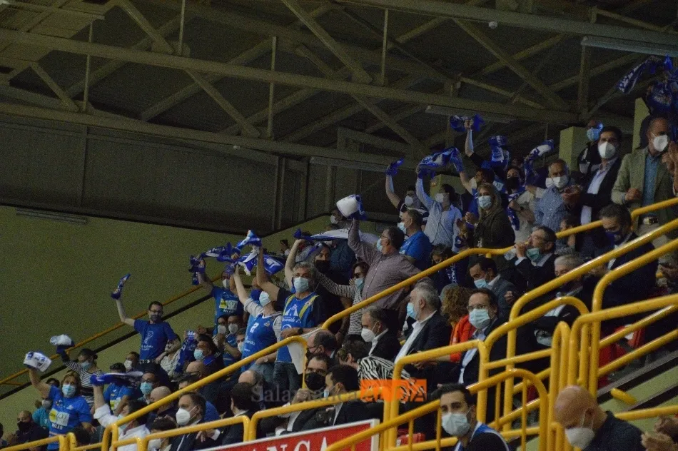 Foto 2 - La Marea Azul se olvida del toque de queda y se deja llevar para animar a &lsquo;su&rsquo; Perfumer&iacute;as...