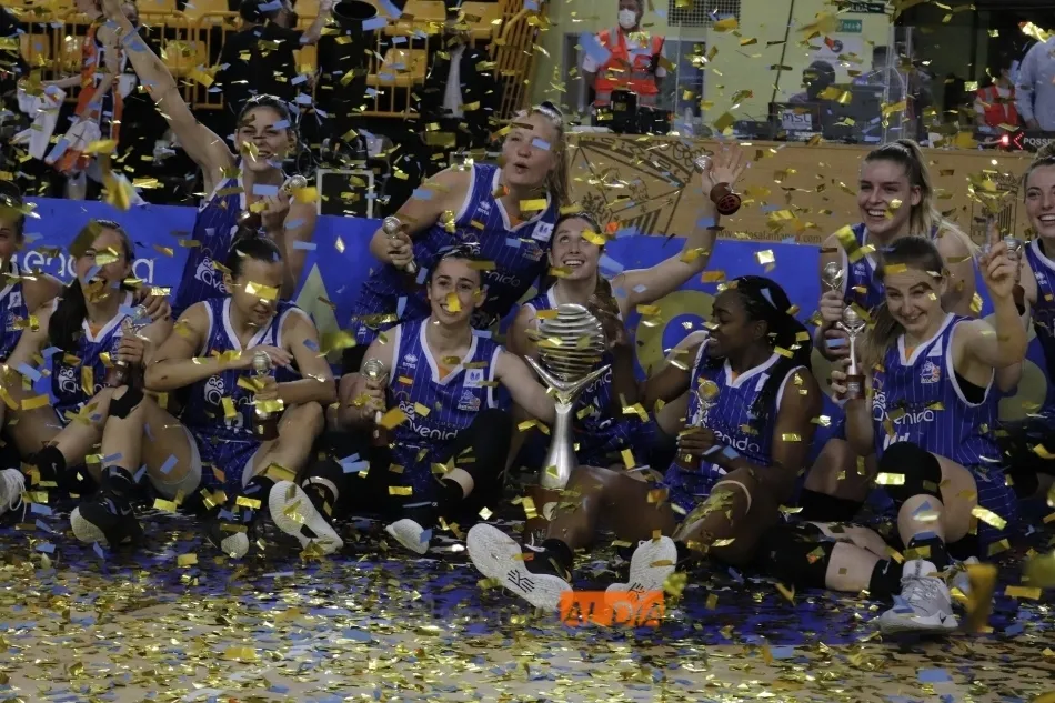 Las jugadoras del Perfumerías Avenida, cubiertas de confeti / Guillermo García