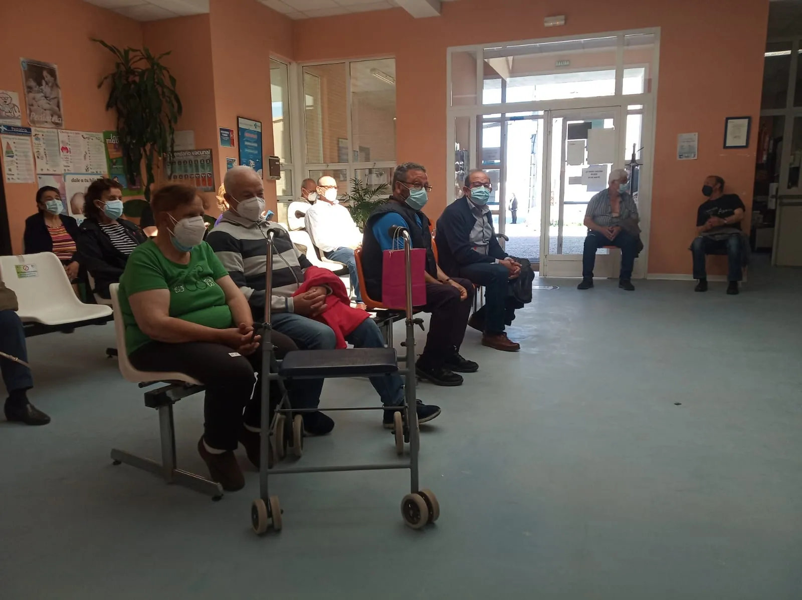 Foto 7 - Personas nacidas entre el 52 y el 55 de la zona de salud de Villoria reciben la vacuna Pfizer  