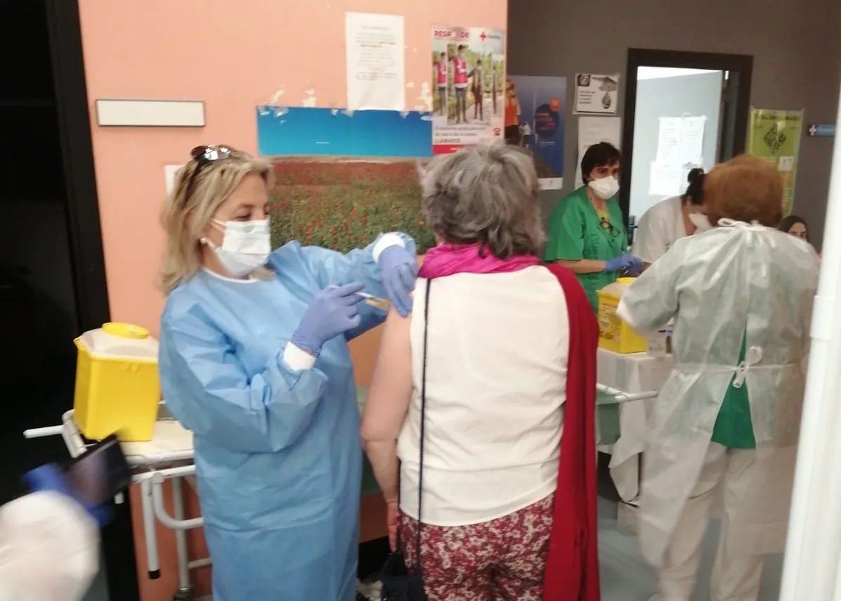 Personas nacidas entre el 52 y el 55 de la zona de salud de Villoria reciben la vacuna Pfizer  