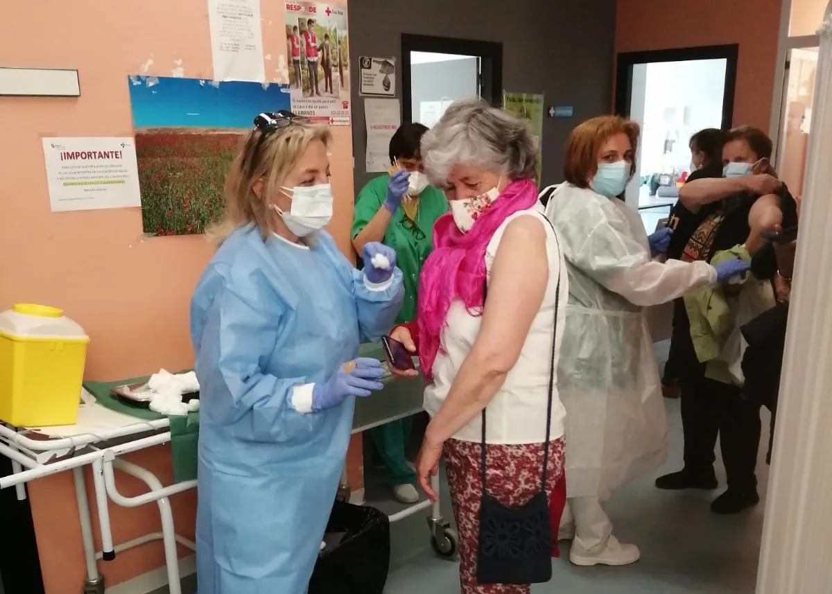 Foto 6 - Personas nacidas entre el 52 y el 55 de la zona de salud de Villoria reciben la vacuna Pfizer  