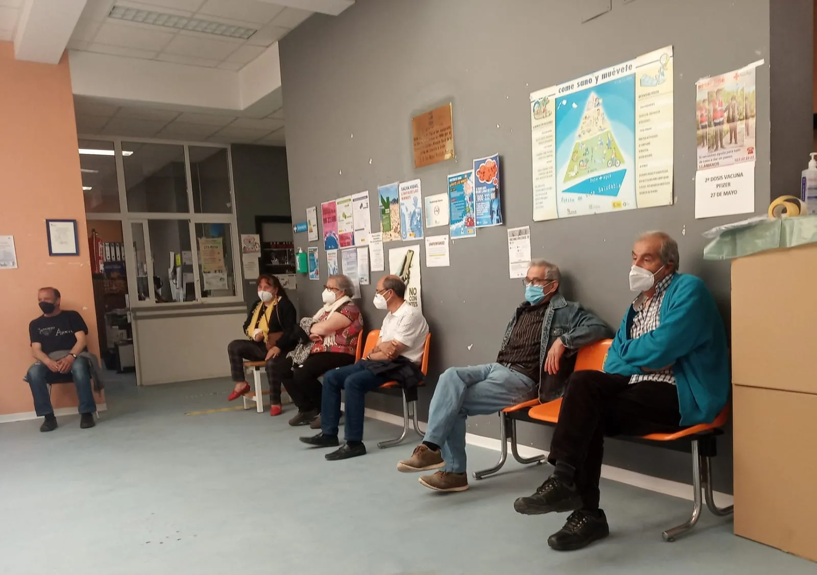 Foto 5 - Personas nacidas entre el 52 y el 55 de la zona de salud de Villoria reciben la vacuna Pfizer  