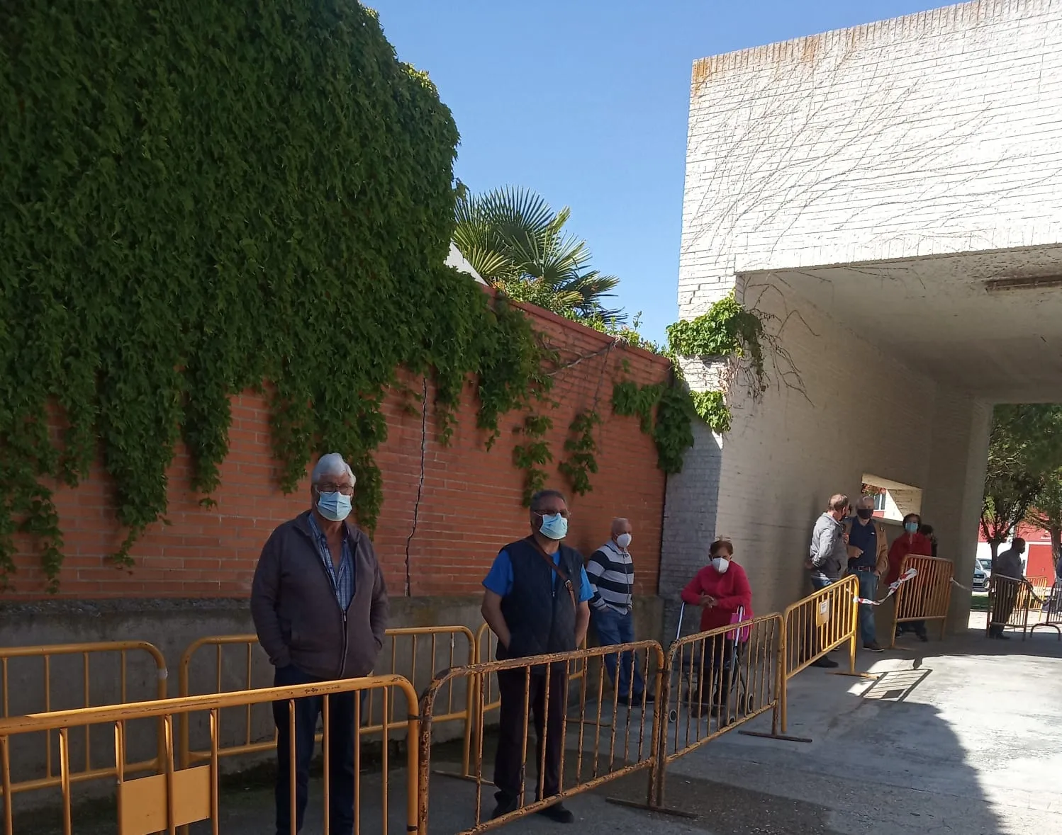 Foto 3 - Personas nacidas entre el 52 y el 55 de la zona de salud de Villoria reciben la vacuna Pfizer  