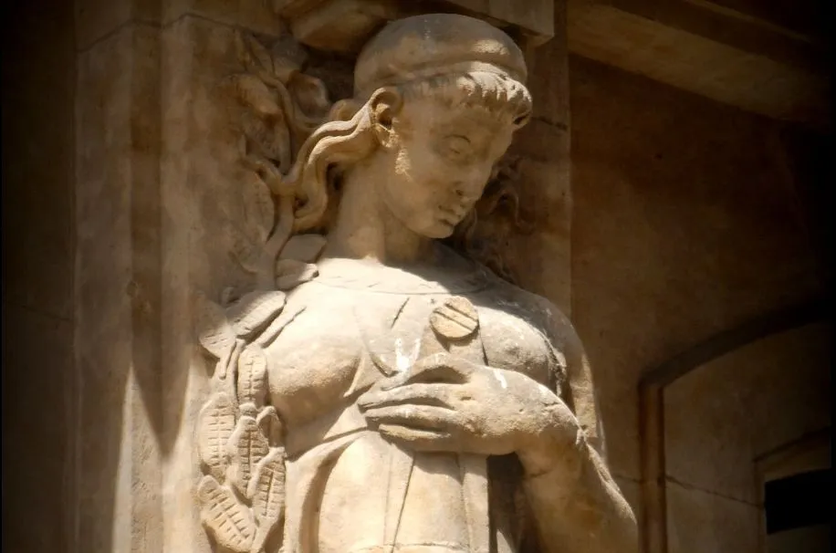 Detalle de una de las esculturas de la fachada del Hotel Monterrey, en la calle Azafranal