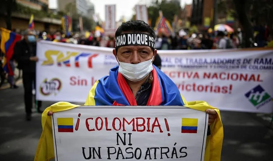 Un manifestante colombiano en las protestas que se desarrollan en el país. Foto Europa Press - Sergio Acero/colprensa/dpa