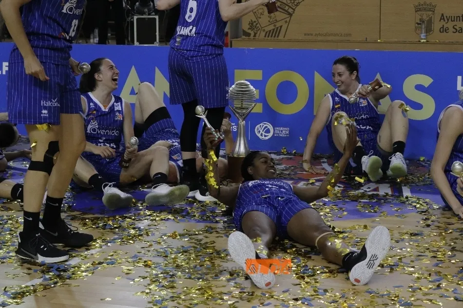 Jugadoras del Avenida festejan la Liga sobre la pista