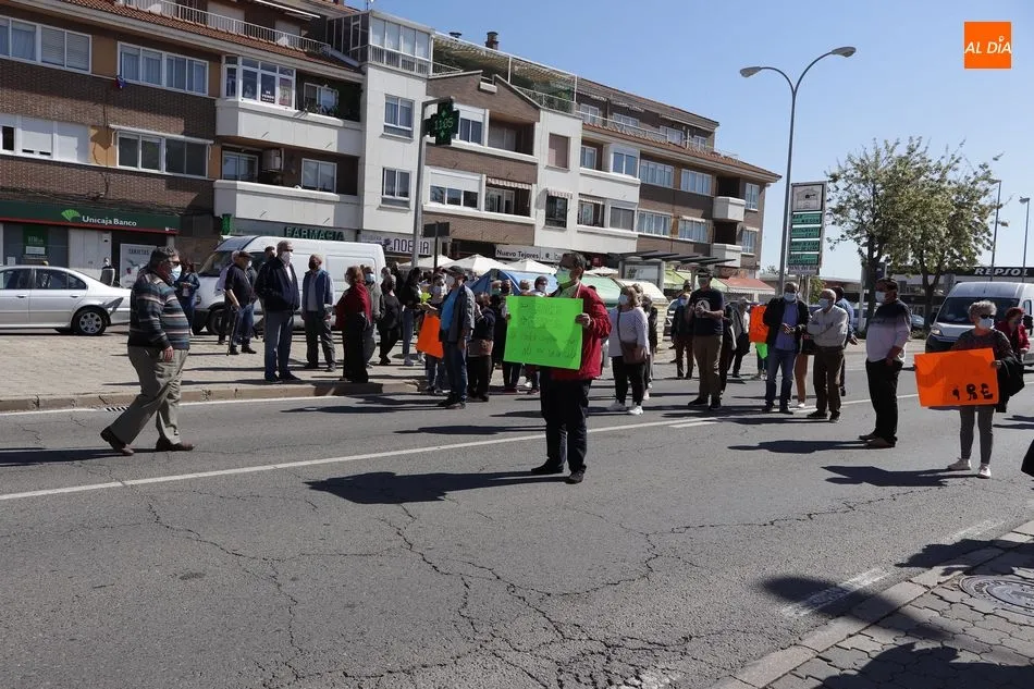 Foto 10 - Concentraci&oacute;n vecinal y corte de tr&aacute;fico en Tejares para protestas por el cierre de la &uacute;nica...