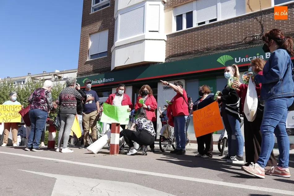 Foto 8 - Concentraci&oacute;n vecinal y corte de tr&aacute;fico en Tejares para protestas por el cierre de la &uacute;nica...