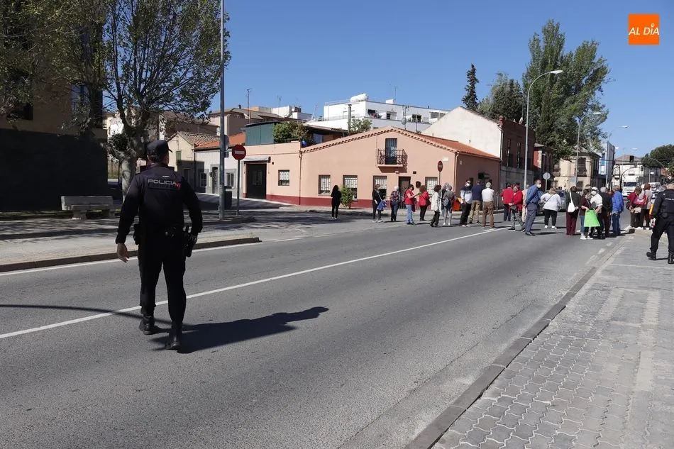Foto 7 - Concentraci&oacute;n vecinal y corte de tr&aacute;fico en Tejares para protestas por el cierre de la &uacute;nica...