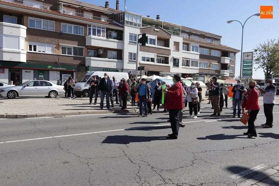 Foto 5 - Concentraci&oacute;n vecinal y corte de tr&aacute;fico en Tejares para protestas por el cierre de la &uacute;nica...