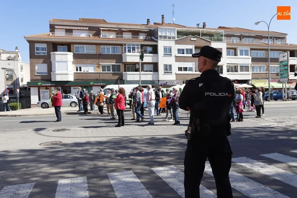 Foto 3 - Concentraci&oacute;n vecinal y corte de tr&aacute;fico en Tejares para protestas por el cierre de la &uacute;nica...