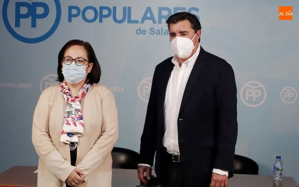 Los diputados del PP por Salamanca José Antonio Bermúdez de Castro y María Jesús Moro, en la sede popular. Foto de Guillermo García