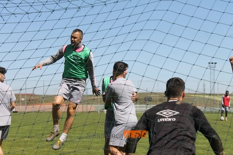 Foto 11 - Anderson Arroyo se retira del entrenamiento del Salamanca UDS y Sep&uacute;lveda sigue al margen  