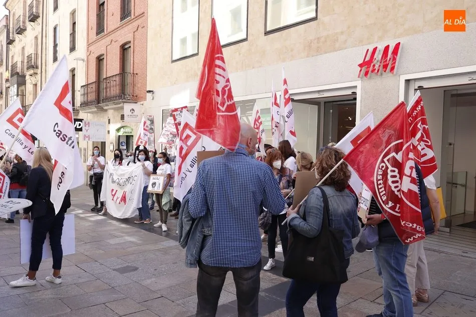 Foto 6 - Protestas de las trabajadoras de H&M por la propuesta de la empresa que cerrar&aacute; la tienda de la...